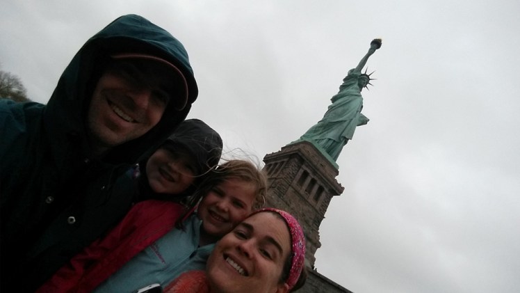 SatueOfLibertyPhotoBomb